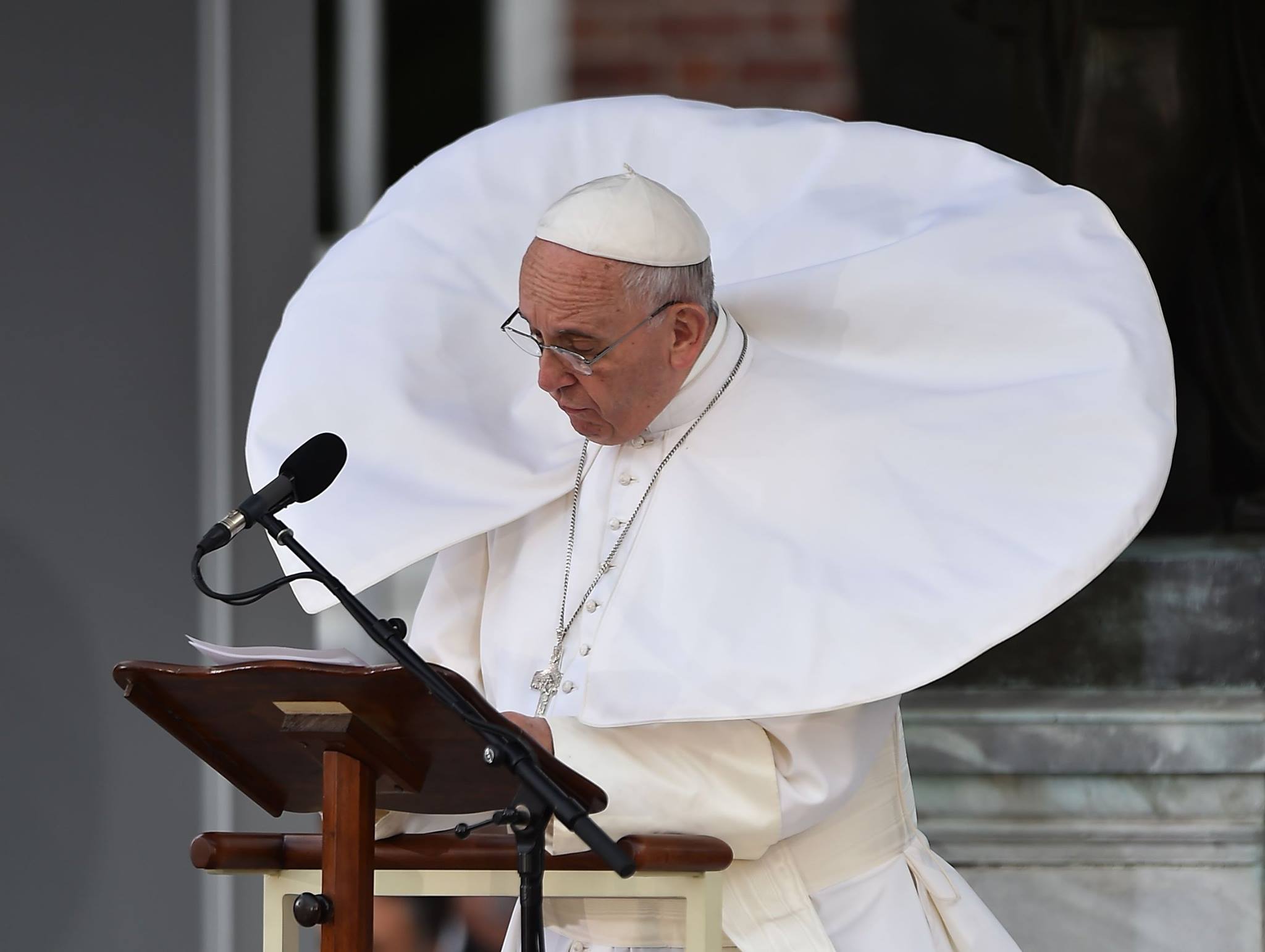 Папа римский поднять белый флаг. Ватикан папа Римский. Франциск (папа Римский) фото. Папа Римский Франциск 2023.